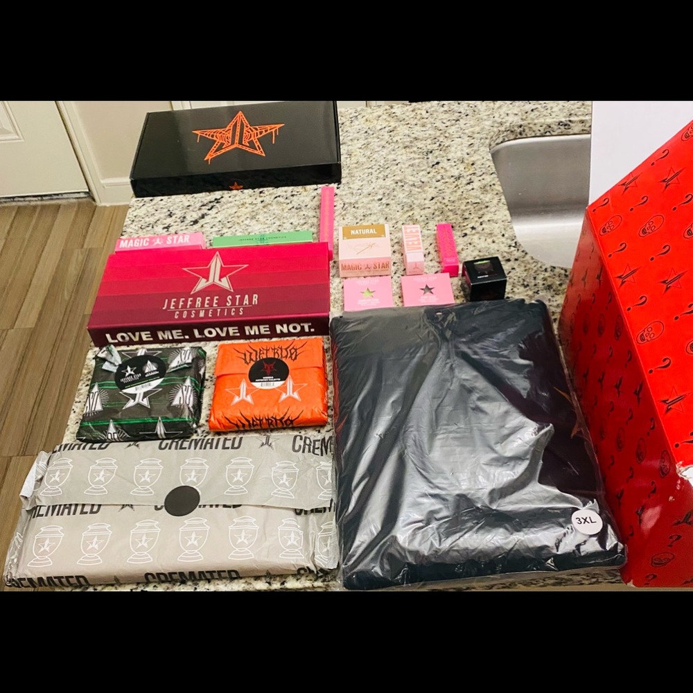 Halloween Mystery Box 2021 - Jeffree Star